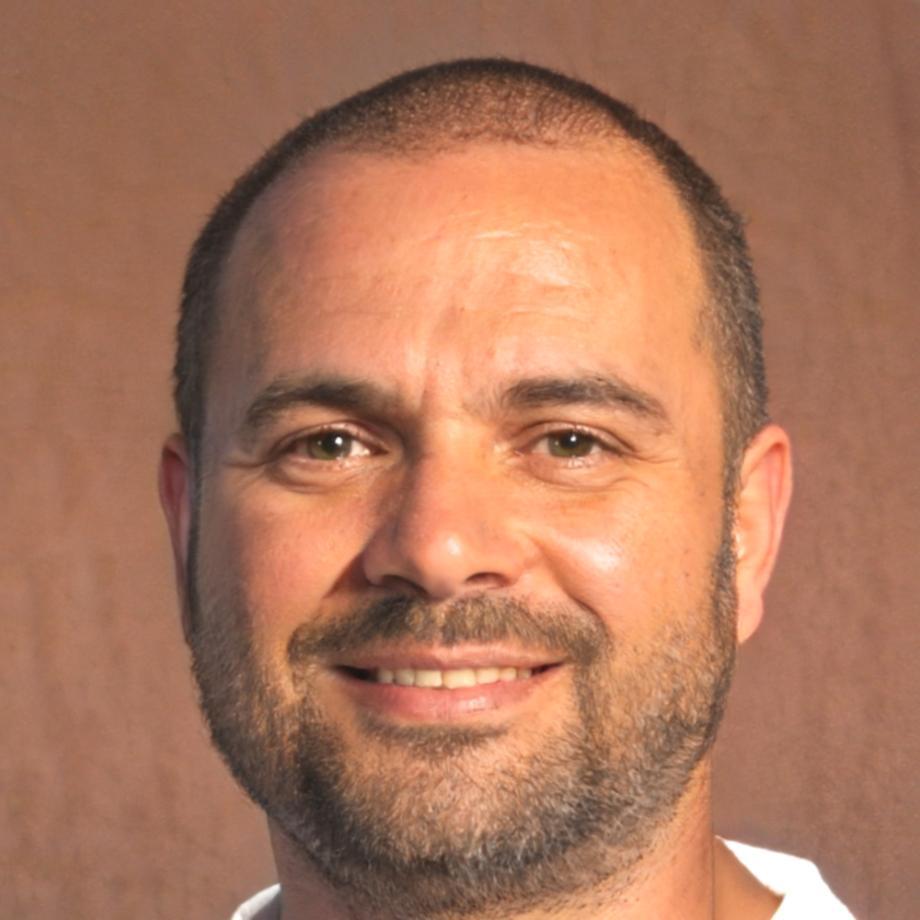 Ritratto di Emiliano, drammatugo e mentor della comunità